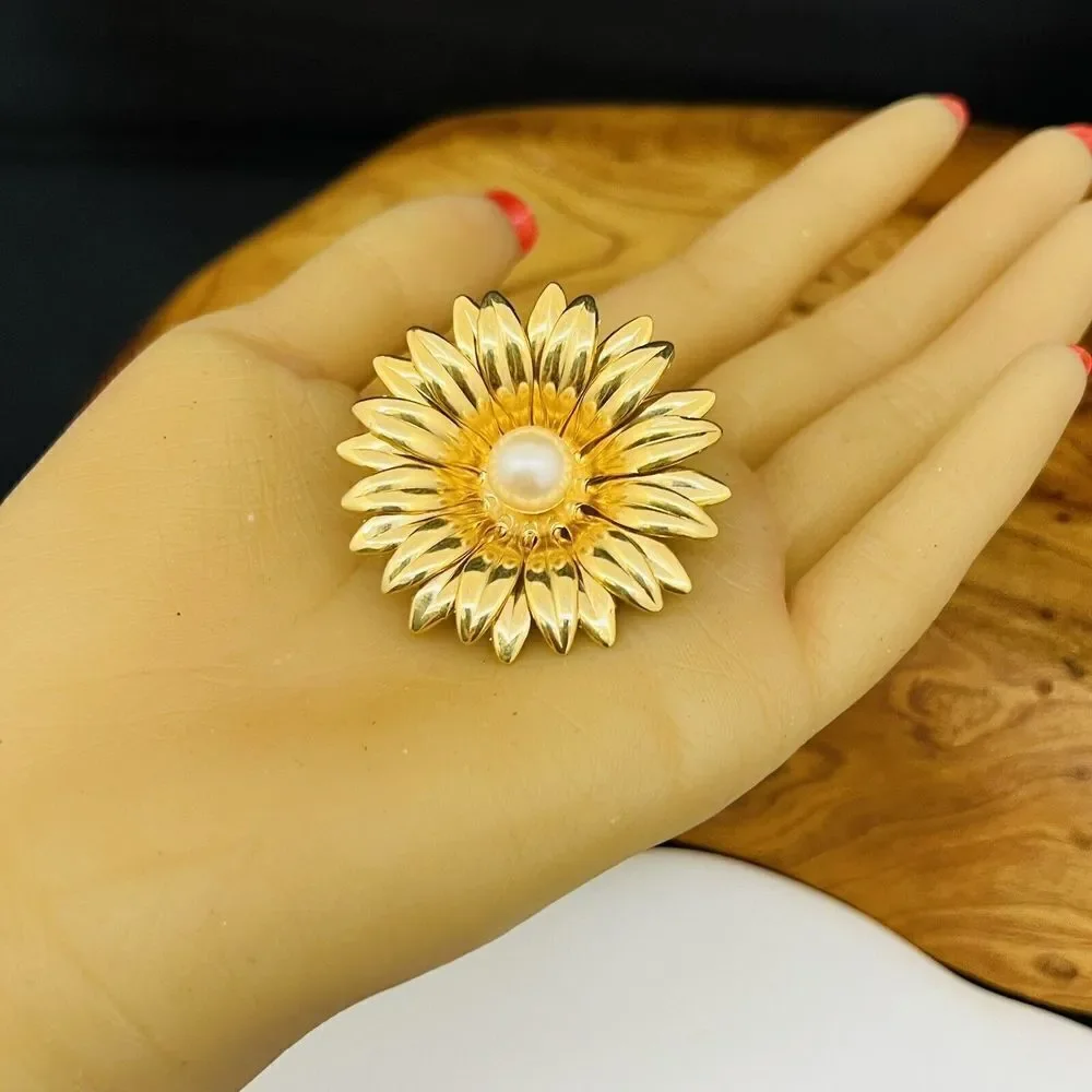 Vintage 3d Flower Faux Pearl Brooch Floral Daisy Shiny Gold Tone PRETTY 4096